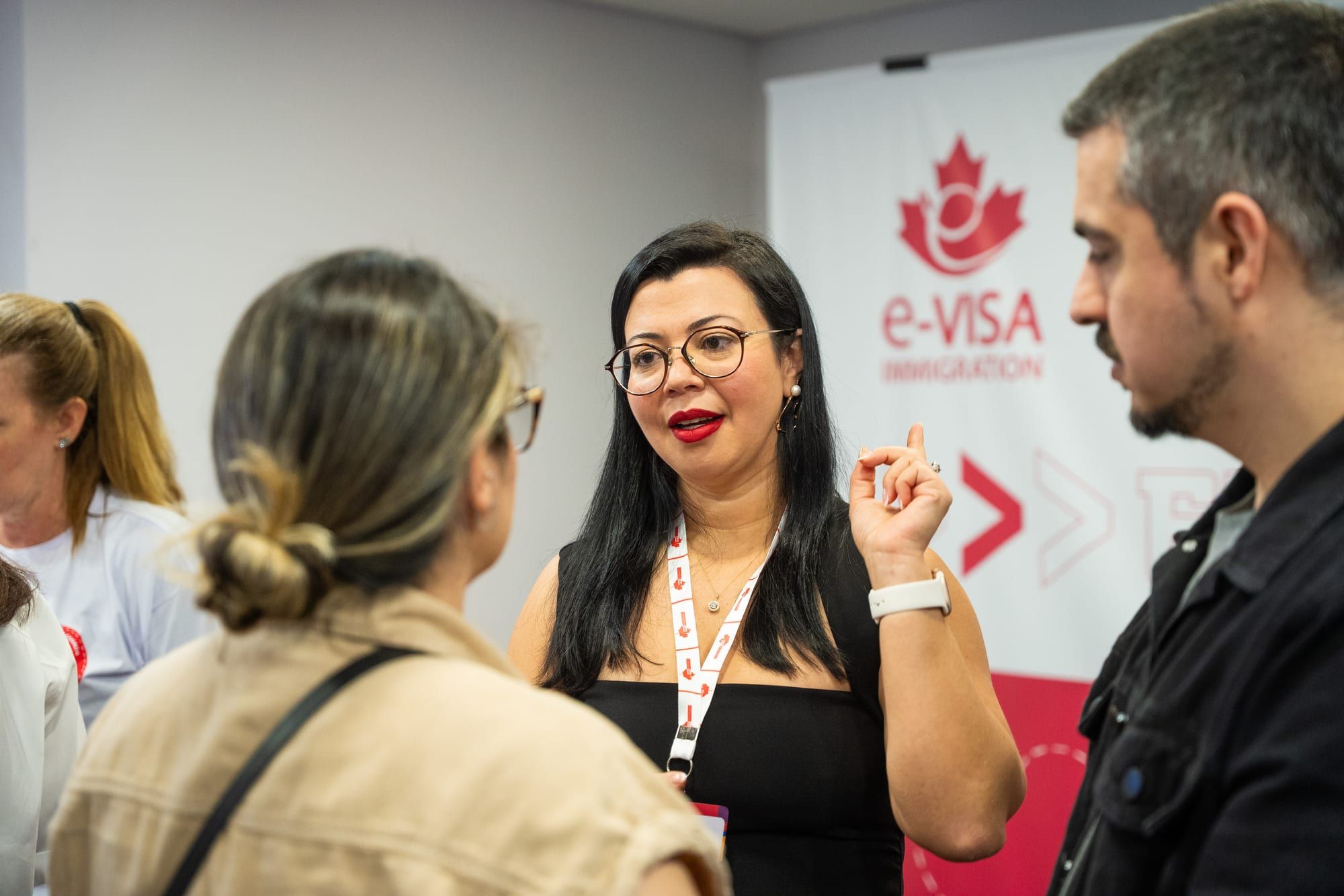 Participante conversando com consultora em atendimento