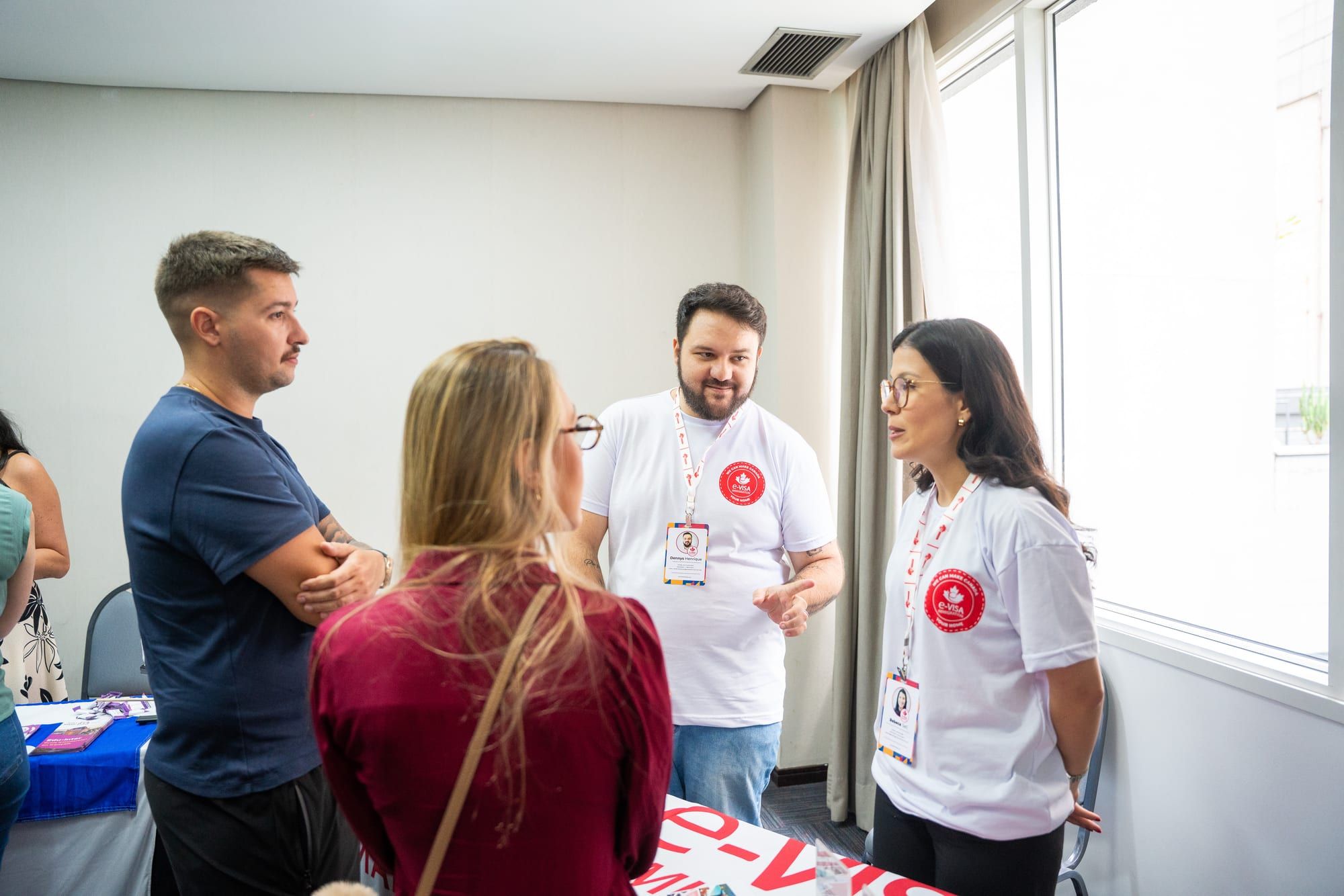 Equipe e-Visa atendendo participantes na feira
