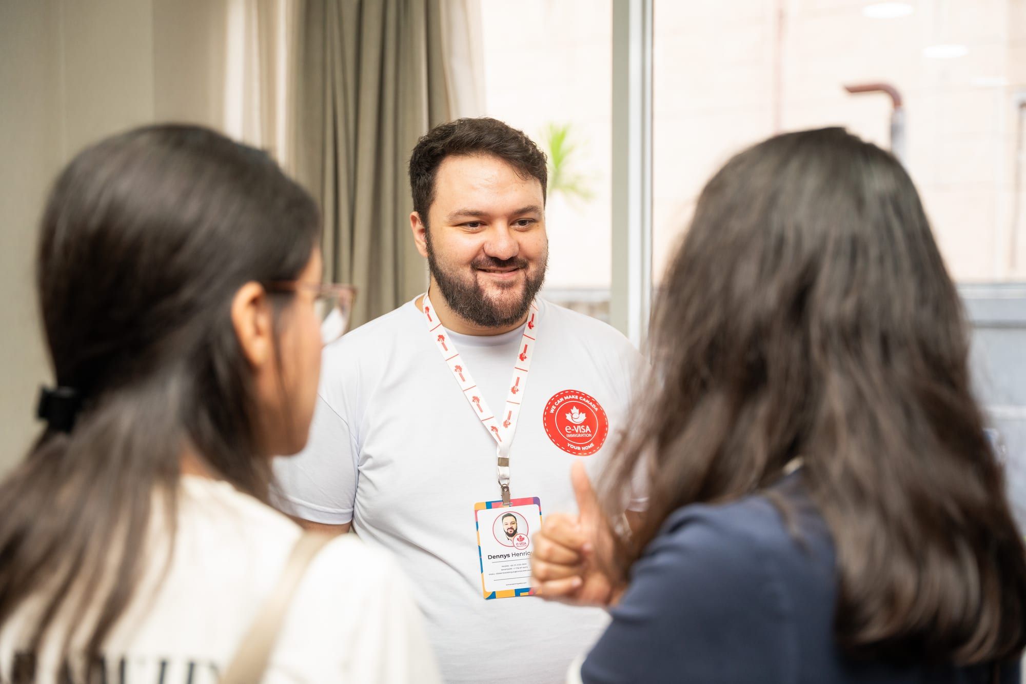 Integrante da equipe e-Visa atendendo participante