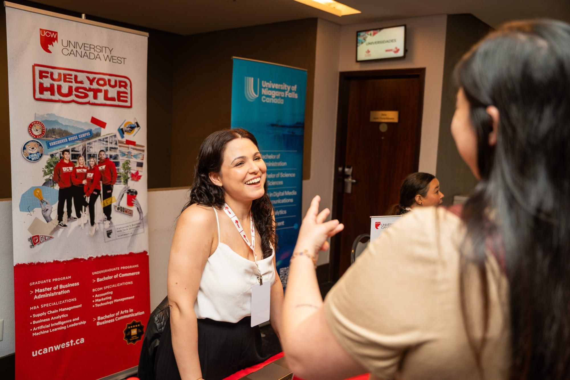 Representante de universidade canadense atendendo uma participante