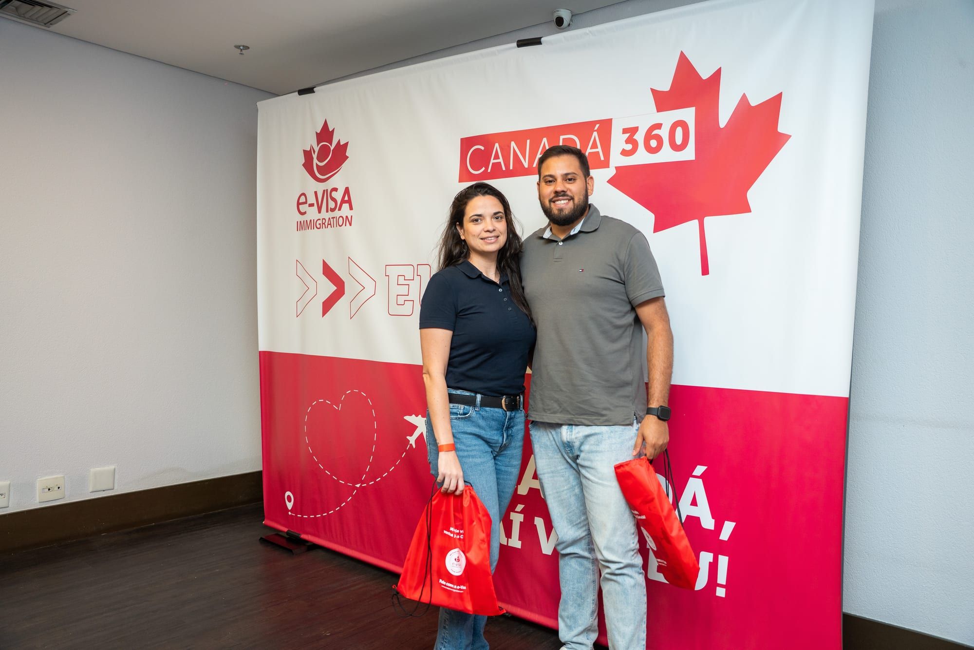 Casal diante do painel Canadá 360